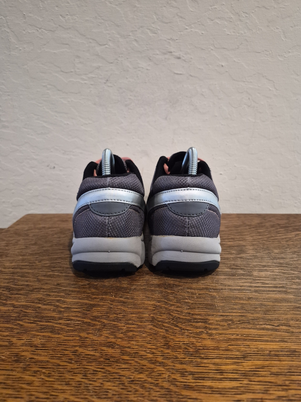 Vionic Alliance Orthotic Athletic Walking Sneakers
Women's Size US 9 - Picture 4 of 7